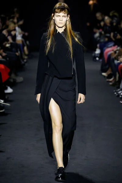 Look 16